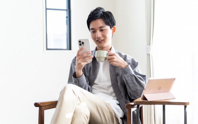 スマホでオンライン婚活を始める男性|エン婚活エージェント - はなまるプロ
