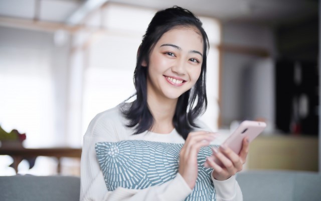 スマホでオンライン婚活を始める女性|エン婚活エージェント - はなまるプロ