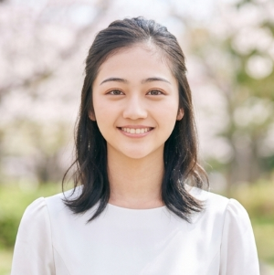 明るい色のワンピースで清潔感を出す女性の顔写真アイコン｜婚活写真 女性版 - はなまるプロ