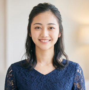 上の歯が少し見える自然な笑顔の女性の顔写真アイコン｜婚活写真 女性版 - はなまるプロ