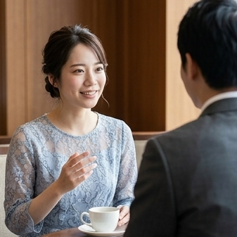 結婚相談所のお見合いでラウンジに向かい合って座る30代の男女。婚活の進め方STEP1の写真アイコン - はなまるプロ