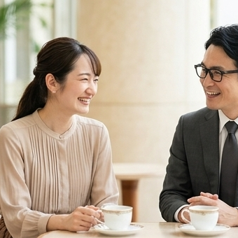カフェで初デートを楽しく会話する30代の男女。仮交際デートの進め方STEP3の写真アイコン - はなまるプロ