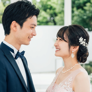 成婚退会して入籍へ向かう笑顔の30代の男女。婚活のゴールSTEP5の写真アイコン - はなまるプロ