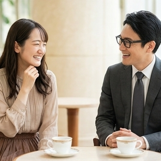 カフェで笑顔で語り合う30代の男女。真剣交際に進むか見極める場面の写真アイコン - はなまるプロ