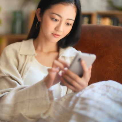 スマホで長文を打ち込みながら真剣な表情で将来や条件を尋ねようとしている女性。仮交際序盤で重い長文・品定めをしてしまうNGを表す写真アイコン - はなまるプロ