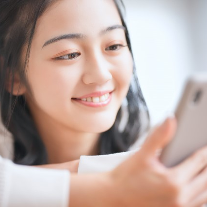 スマホの返信を短く一言だけ打って会話が途切れ、手持ち無沙汰な様子の女性。仮交際LINEで受け身すぎ・一問一答で終わるNGを表す写真アイコン - はなまるプロ