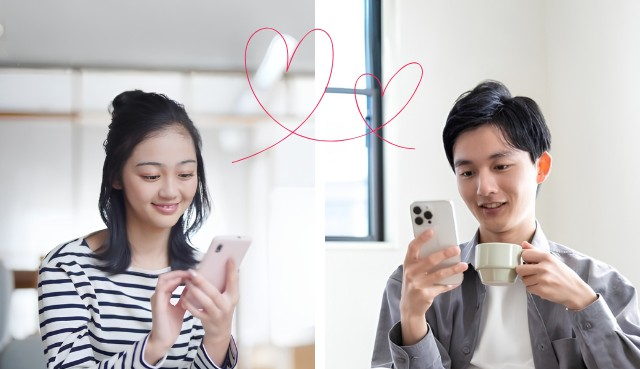 スマホを見てほほ笑む女性と、コーヒーを片手にスマホを見る男性の男女ペア。婚活プロフィールで人柄を伝える大切さを表す写真 - はなまるプロ