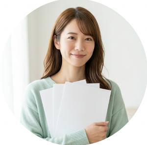 パンフレットを手に穏やかに微笑む30代の女性の写真。無料で入会すると婚活支援金 - はなまるプロ