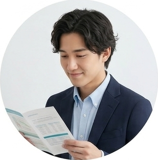 料金のパンフレットを読んで確かめる30代男性の写真。入会から8日以内はクーリングオフ - はなまるプロ